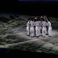 「イッセイミヤケ」の三宅一生が企画した青森大学男子新体操部のショー