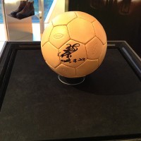 北澤豪氏のサインが入ったトッズのサッカーボール