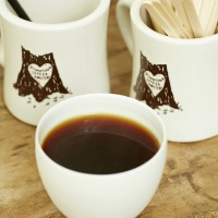 滋賀県の陶芸作家・大谷哲也によるパドラーズコーヒー、オリジナルのカップ。コーヒーの味はもちろん香りや、色などを最大限に引き出すよう、試行錯誤を重ねたそう。