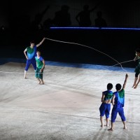 「イッセイミヤケ」の三宅一生が企画した青森大学男子新体操部のショー
