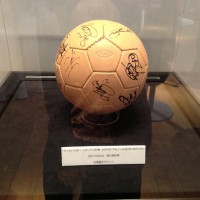 6月9日に行われたサッカー日伊OB戦出場選手のサインが入ったトッズのサッカーボール