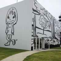 奈良美智、ポール・モリソン壁画が施された十和田市現代美術館