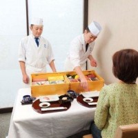 三越銀座店／築地寿司岩の寿司職人が自宅に出張して4名分の寿司を握ってくれるサービス（3組限り／税込み4万2000円）