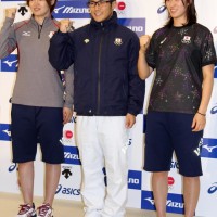 左からアイスホッケー選手の久保英恵、スピードスケート選手の加藤条治、アイスホッケー選手の鈴木世奈
