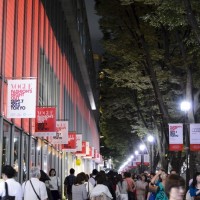 2013年のファッションズ・ナイト・アウト（東京）の様子。表参道の街頭バナーもFNOにジャックされた