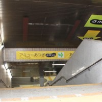 小田急線本厚木駅東口の入り口には、今年4月オープンした「アミューあつぎ」へ誘導する地下道がある