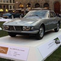 「50年代、60年代イタリアン自動車デザイン」に展示されたオスカ1600TC