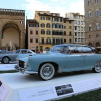 グッチミュゼオ前の広場で行われた「50年代、60年代イタリアン自動車デザイン」で展示された1955年Lancia Florida