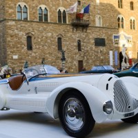 グッチミュゼオ前の広場で行われた「50年代、60年代イタリアン自動車デザイン」に展示された1931年アルファ・ロメオ6c1750GS。ザガート製ボディーをカロッツェリアのアプリーレがモディファイ