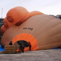 巨大気球作品「スカイホェール（Skywhale）」に空気を送り込んでいる