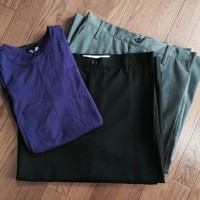 左からコム デ ギャルソン・オム プリュスのTシャツ、ガンリュウのスカート（黒、グレー）