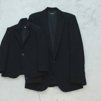 大人と同じテキスタイルを使い、同じ縫製工場で作られたジャケット（左）