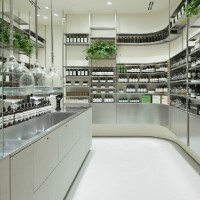 イソップが東京ミッドタウンに出店。トラフ手掛けた“実験室”的空間