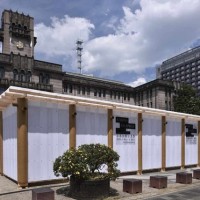 京都市役所前広場では建築家・坂茂の紙管パビリオンによる仮設ギャラリーが設置