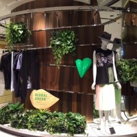 伊勢丹新宿店各階のファサードでもグローバルグリーンのメッセージを表現