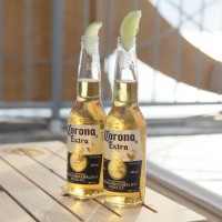 メキシコ産輸入ビール「コロナ・エキストラ」にライムを添えて