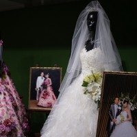 桂が手掛けた著名人カップルのドレスも展示されている／50周年記念展覧会「桂由美の軌跡～SHINING FOREVER～」