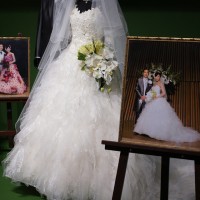 桂が手掛けた著名人カップルのドレスも展示されている／50周年記念展覧会「桂由美の軌跡～SHINING FOREVER～」