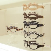ユニークな眼鏡モチーフのヘアアクセサリー／Miss Alexandre