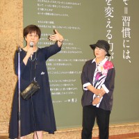 （左）『暮らしのおへそ』ディレクターの一田憲子氏、（右）作家の桐島洋子氏