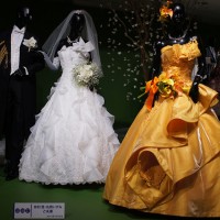 桂が手掛けた著名人カップルのドレスも展示されている