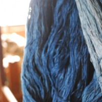 千葉まつ江さんが染めた正藍冷染の糸。藍の濃淡が美しい