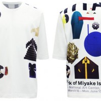 三宅一生による展覧会「MIYAKE ISSEY展: 三宅一生の仕事」を記念したTシャツが発売