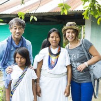 2015年コロンビアのアルアコ族と。白い衣装がアルアコ族の伝統だ。右端の女性はカカオハンターの小方真弓氏。