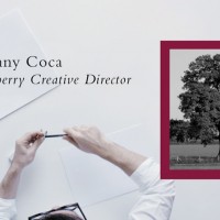 マルベリーが新クリエイティブディレクターのジョニー・コカによるファーストコレクションを発表