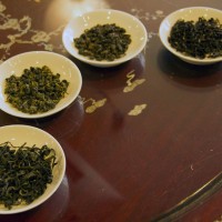 (左から)清茶、凍頂烏龍茶、鉄観音茶、東方美人茶