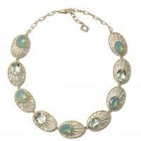 グロッセのネックレス（10万円）はクリスタルガラスをふんだんに使い、春らしく華やかなパーティースタイルに
