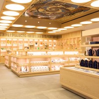 ビームス ジャパン1階では47都道府県のすべてを網羅し、伝統工芸品、日用品、食品など、日本各地の品々をセレクト