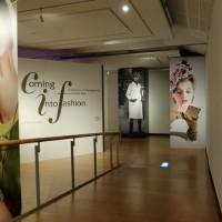京都市美術館別館1階で行われている「Coming into Fashion-コンデナスト社のファッション写真でみる100年」