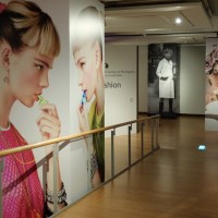 京都市美術館別館1階で行われている「Coming into Fashion-コンデナスト社のファッション写真でみる100年」