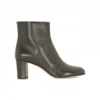 「Black leather ankle boots」（6万5,000円）