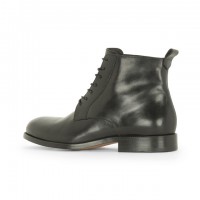 「Black leather lace-up boots」（6万8,000円）