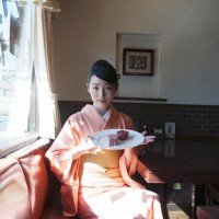 レストラン カタヤマの特選テンダーロインを手にする安藤裕子さん※牡蠣メニューは10月から