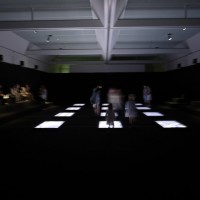 京都市美術館別館2階で行われているクリスチャン・サルデの「PLANKTON 漂流する生命の起源」のインスタレーション