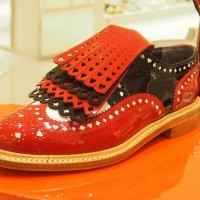 本館2階婦人靴コーナーにはフランスのシューズブランド「ロベールクレジュリー」の人気シリーズ「ロイヤル」にトランプモチーフのカッティングをほどこした伊勢丹限定のシューズ（9万2880円）