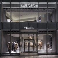 ヴァレンティノが都内初の旗艦店を表参道にオープン