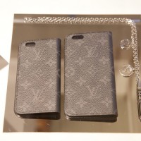 《限定商品》左：iPhone6・フォリオ 3万3,000円、右：iPhone6+・フォリオ 3万6,000円