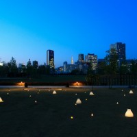 東京タワーやオフィスビルの美しい夜景とともに広大な芝生の上に設置された巨大スクリーンで映画が楽しめる定期開催型の屋外シアターイベント「品川オープンシアター」が開催