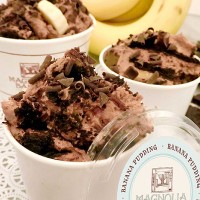 マグノリアベーカリーがバナナプディングの新フレーバー「チョコレート バナナプディング」（10 オンス／680 円、ミニサイズ／380 円）を発売