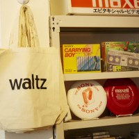 カセットテープを購入した方には「waltz」と書かれたトートバッグに入れて商品をお渡しする。ここまでがの体験が、一連のストーリーになっている