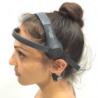 参加者1名が脳波を読み取るヘッドセットを装着し、装着者の脳波によってカーテンの開閉を行う