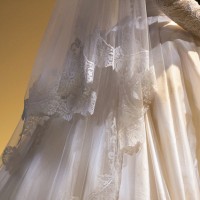 グレース・ケリーのクローゼットの中から、シャネルやディオールのドレス、希少な“ケリー”バックなど展示。世界初公開のティアラも