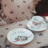 1982年に誕生し一世を風靡したブランド、ピンクハウスによる純喫茶をテーマにしたポップアップショップ「純喫茶 PINK HOUSE」が期間限定オープン