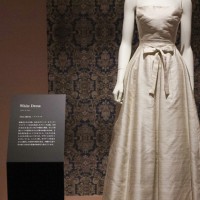 グレース・ケリーのクローゼットの中から、シャネルやディオールのドレス、希少な“ケリー”バックなど展示。世界初公開のティアラも