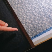 型紙の上から防染糊を置く「型つけ」がされたもの。染めたときに、群青の糊がついた部分は染まらず白く残る。実際にHana4さんがiPhoneで撮影したインスピレーションを受けた始まりの画。