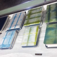 昔ながらの方法で製作される上質な和紙を使用したノートやレターセット、藍染めによって独特の風合いを出す贅沢なメモ帳など、お土産や贈り物に適した品も揃う